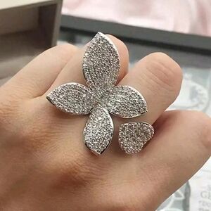 Elegant Silver Floral Ring